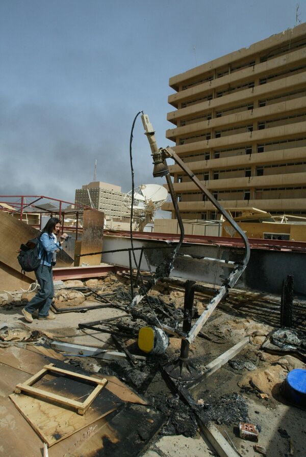 伊拉克，希臘記者埃莉芙特麗婭•彭塔拉基（Eleftheria Pentaraki）正在伊拉克巴格達新聞中心樓頂拍攝被摧毀的 “帳篷城”。 - 俄羅斯衛星通訊社