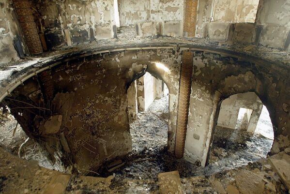 被推翻的伊拉克前领导人萨达姆•侯赛因在奥贾村的官邸主前厅被美军摧毁后成废墟。 - 俄罗斯卫星通讯社