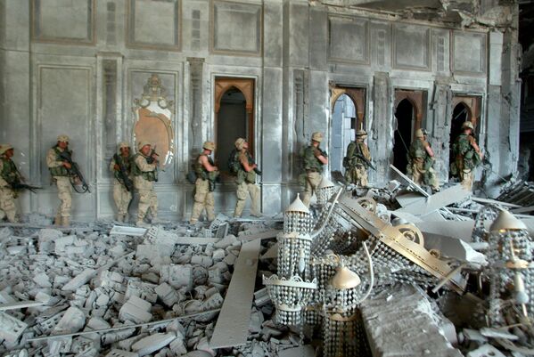 2003 年，美军士兵搜查巴格达总统府。 - 俄罗斯卫星通讯社