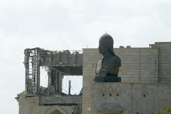 被美軍夜間轟炸後的巴格達Qasr al-Salam宮殿 (和平宮)頂上的伊拉克前總統薩達姆•侯賽因半身像。 - 俄羅斯衛星通訊社