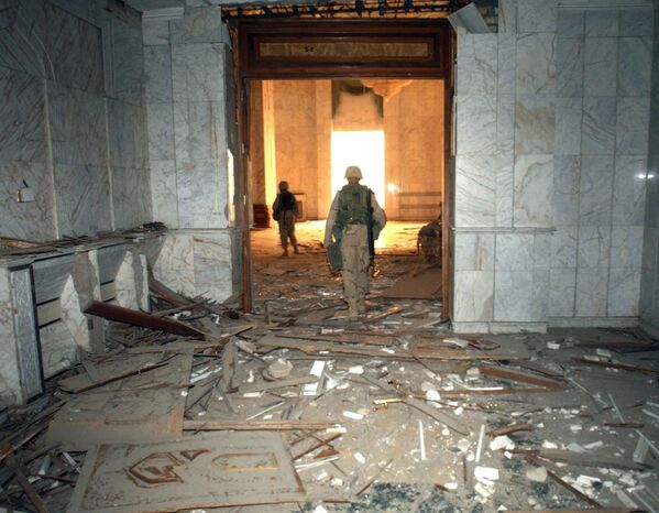 2003年，美军士兵搜查被占领的位于巴格达国际机场附近的总统官邸。 - 俄罗斯卫星通讯社