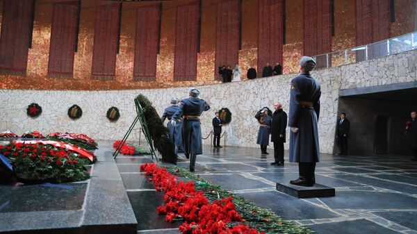 普京在馬馬耶夫山崗敬獻鮮花紀念斯大林格勒保衛者 - 俄羅斯衛星通訊社