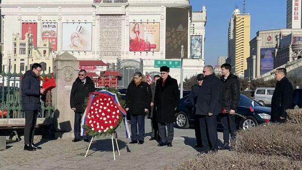 俄羅斯駐華大使為哈爾濱蘇聯烈士紀念碑獻花 - 俄羅斯衛星通訊社