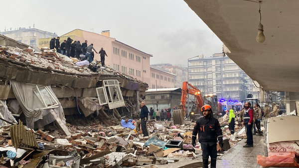 土耳其地震死亡人數為3703人，受傷人數為22 286人 - 俄羅斯衛星通訊社