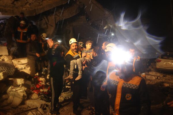 2023年2月，伊德利卜省達納發生地震後，救援人員抬著一個從建築廢墟下解救出來的男孩 - 俄羅斯衛星通訊社