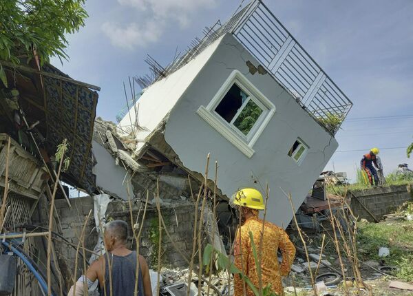 2022年7月，菲律賓聖地亞哥發生大地震後，救援人員檢查一棟房屋的受損牆體 - 俄羅斯衛星通訊社