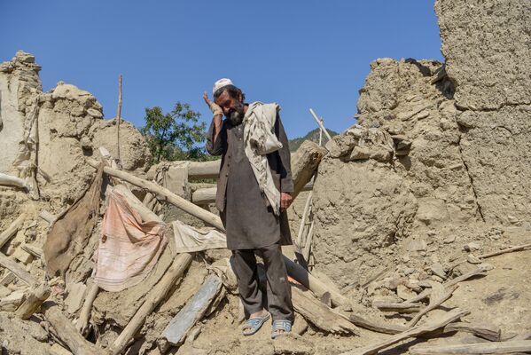 2022年6月，阿富汗圭亞那區，一名男子在被地震摧毀的房屋廢墟上 - 俄羅斯衛星通訊社