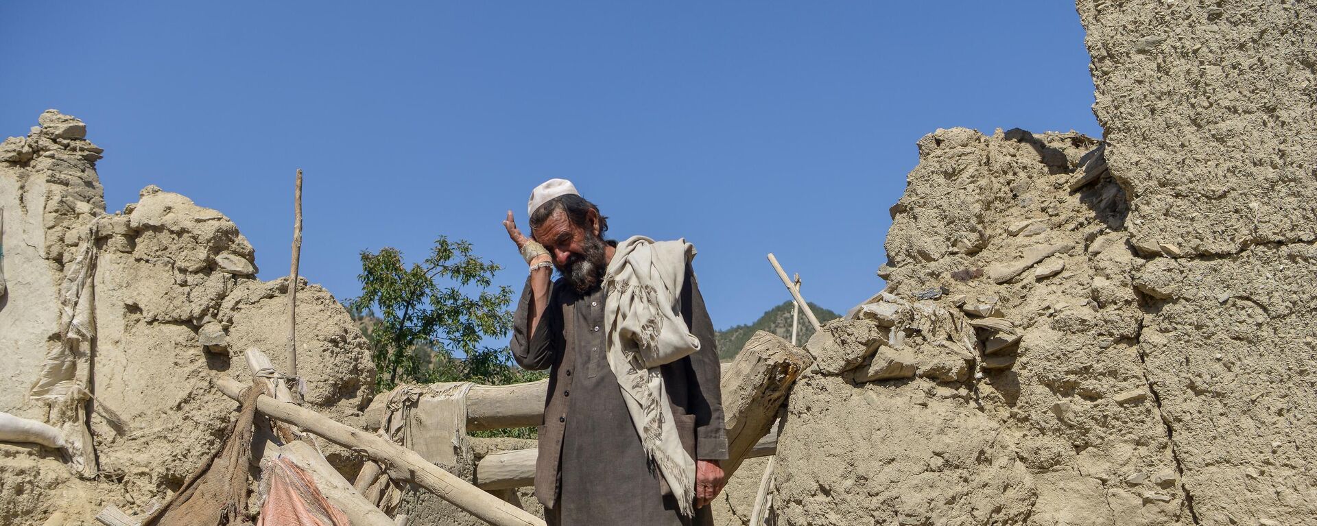 2022年6月，阿富汗圭亚那区，一名男子在被地震摧毁的房屋废墟上 - 俄罗斯卫星通讯社, 1920, 09.10.2023