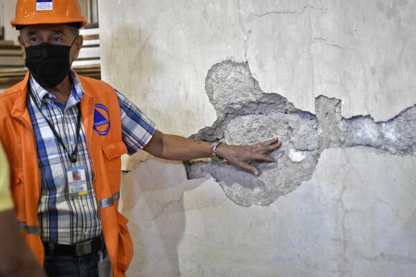 2022年2月，危地馬拉6.2級地震後，減少災害風險協調員展示聖胡安-奧比斯波教堂的受損牆壁 - 俄羅斯衛星通訊社