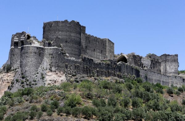 這張照片拍攝於2022年7月25日，展示了al-Marqab城堡(“瞭望塔”，也被稱為馬爾加堡)的景觀，該城堡於1062年首次由穆斯林加強，後來成為醫院騎士團十字軍的據點，位於敘利亞西部塔爾圖斯省地中海沿岸的巴尼亞斯市附近。敘利亞地中海沿岸的十字軍要塞在戰前曾接待過成群的遊客，現在基本上是一個人的領地，他在過去15年里一直守護著這座堡壘。這座擁有千年歷史的城堡在內戰中基本毫髮無損，沒有遭受重大破壞。然而，戰爭使幾乎所有的外國遊客都望而卻步，而不斷惡化的經濟危機使大多數人陷入貧困，國內旅遊業實際上已經停滯。(圖片來源:LOUAI BESHARA /法新社) - 俄羅斯衛星通訊社