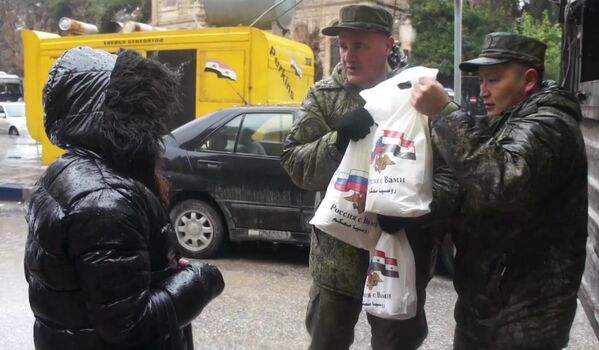 敘利亞，俄羅斯軍人向災民提供人道主義援助。 - 俄羅斯衛星通訊社