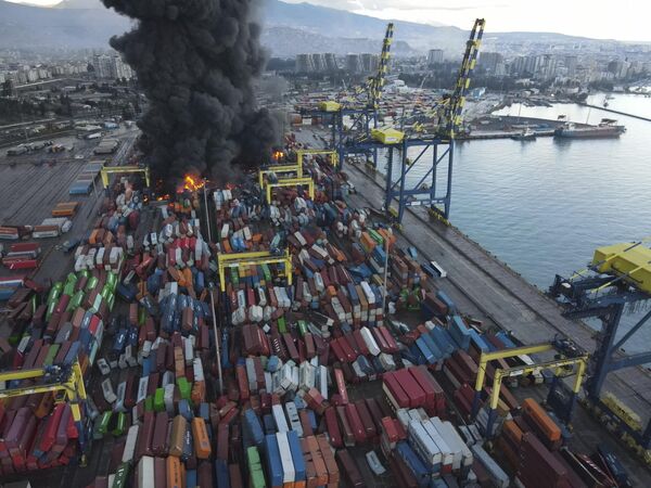 土耳其伊斯肯德伦港的部分集装箱受地震影响发生火灾 - 俄罗斯卫星通讯社