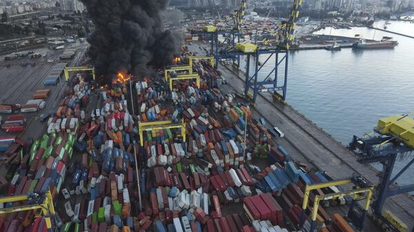 土耳其伊斯肯德倫港的部分集裝箱受地震影響發生火災 - 俄羅斯衛星通訊社