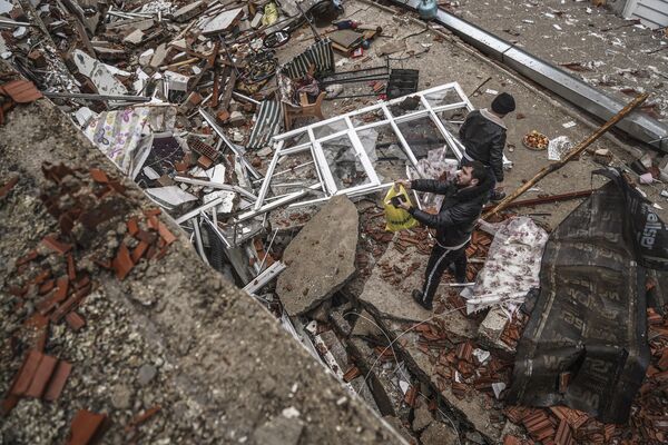 土耳其加济安泰普，民众在废墟中寻找幸存者 - 俄罗斯卫星通讯社