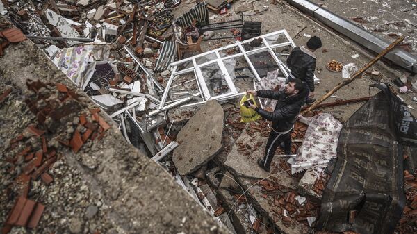 土耳其加濟安泰普，民眾在廢墟中尋找幸存者 - 俄羅斯衛星通訊社