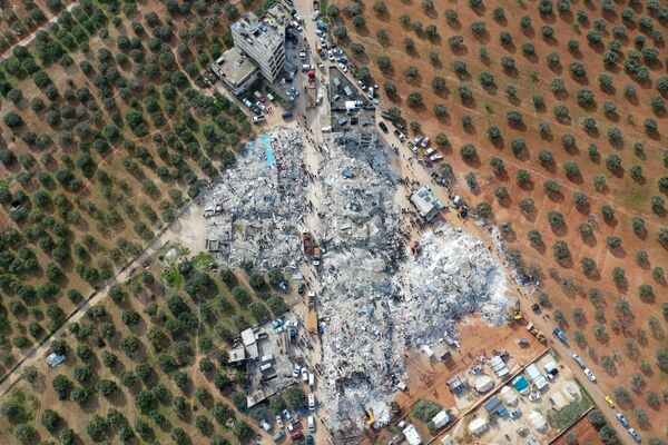叙利亚伊德利卜省哈里姆市不远的贝斯尼亚村，民众在倒塌的建筑物废墟里搜寻遇难者和幸存者 - 俄罗斯卫星通讯社