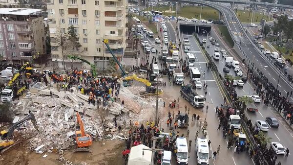 救援人員在土耳其尚勒烏爾法市的廢墟里搜尋幸存者 - 俄羅斯衛星通訊社