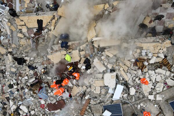 敘利亞伊德利卜省薩爾馬達市，民眾在倒塌的建築物廢墟下搜尋受害者和幸存者 - 俄羅斯衛星通訊社