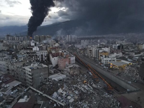 土耳其南部伊斯肯德伦港受地震影响发生火灾，目前火灾仍在持续 - 俄罗斯卫星通讯社