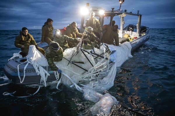 南卡罗来纳州默特尔海滩附近，美国海军爆炸物处理小组组员正在打捞中国热气球的残骸 - 俄罗斯卫星通讯社