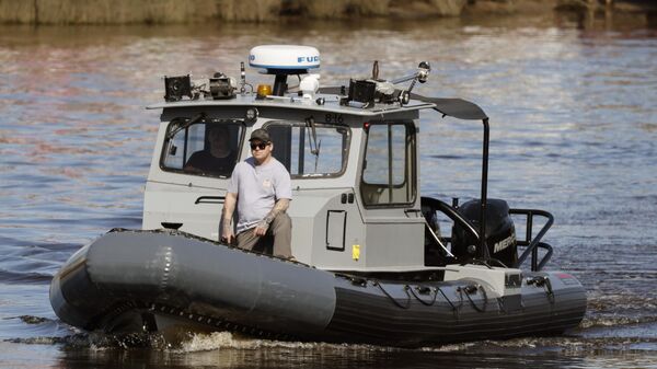 一艘美国海军快艇在南卡罗来纳州海岸附近海域来回穿梭 - 俄罗斯卫星通讯社