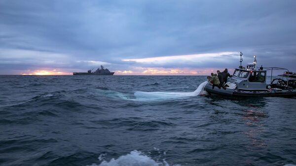 南卡罗来纳州默特尔海滩附近，美国海军爆炸物处理小组组员正在打捞中国热气球的残骸 - 俄罗斯卫星通讯社