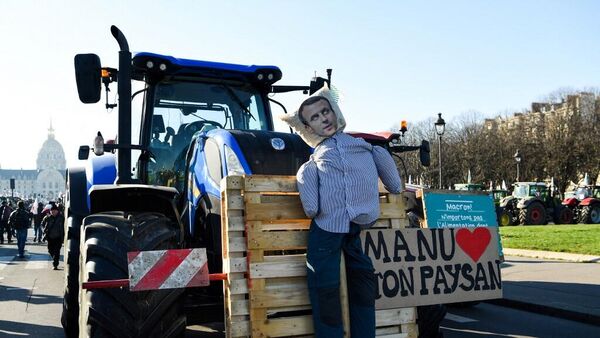 法国拖拉机司机开上巴黎街头抗议政府环保措施 - 俄罗斯卫星通讯社