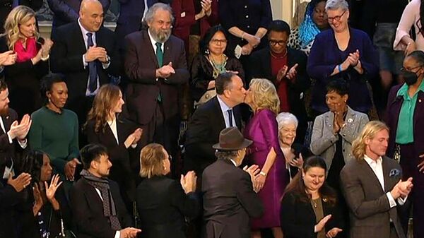 美國驚天醜聞：美國第一夫人與美國副總統卡瑪拉•哈里斯丈夫接吻 - 俄羅斯衛星通訊社