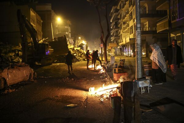 土耳其阿德亚曼省妇女在篝火前取暖。 - 俄罗斯卫星通讯社