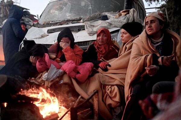 土耳其卡赫拉曼马拉什市居民在篝火前取暖。 - 俄罗斯卫星通讯社