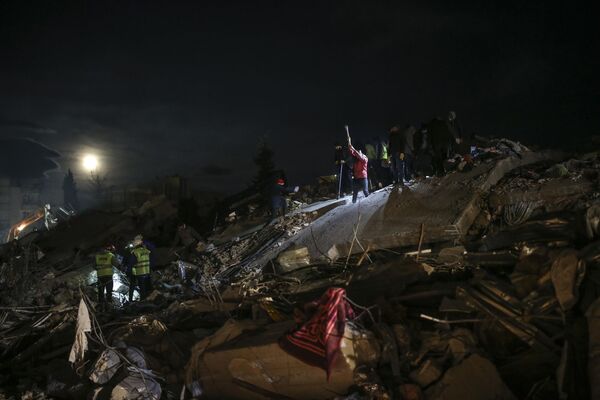 救援队员在土耳其阿德亚曼省城市废墟中搜寻幸存者。 - 俄罗斯卫星通讯社