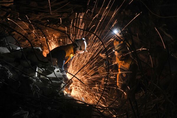 救援队员在扬达里斯市废墟中搜寻幸存者。 - 俄罗斯卫星通讯社