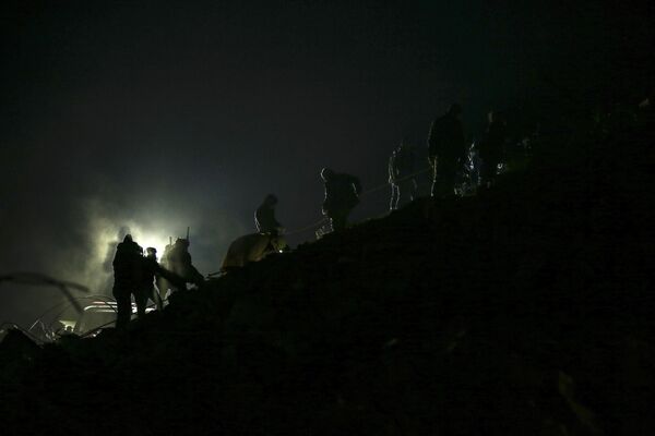 救援队员在土耳其阿德亚曼省城市废墟中搜寻幸存者。 - 俄罗斯卫星通讯社