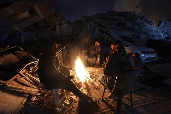 土耳其安塔基亚市居民在篝火前取暖。 - 俄罗斯卫星通讯社