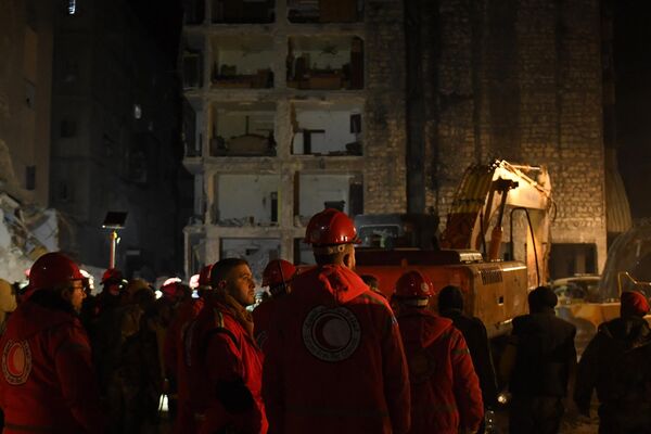 救援队员在叙利亚阿勒颇市废墟中搜寻幸存者。 - 俄罗斯卫星通讯社