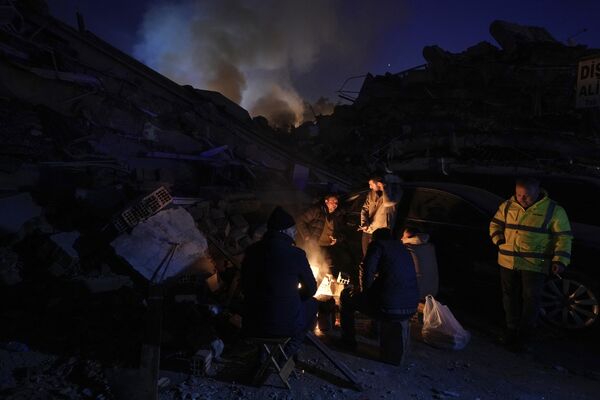 土耳其安塔基亚省居民在房屋废墟中生火取暖。 - 俄罗斯卫星通讯社