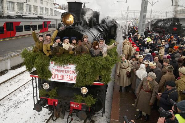 第二次世界大战时期的火车在一次历史性重建后抵达位于圣彼得堡市的芬兰火车站，纪念列宁格勒（现为圣彼得堡）被围困后第一列载有食物的火车抵达80周年。 - 俄罗斯卫星通讯社