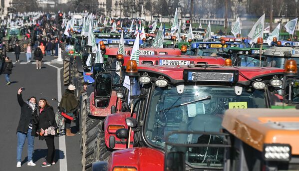 大約500輛拖拉機湧入巴黎街頭，抗議禁止使用多種殺蟲劑以及政府對法國農民的支持不足。 - 俄羅斯衛星通訊社