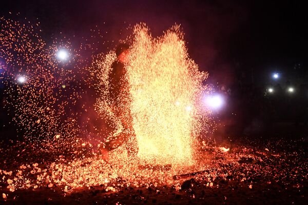 在越南宣光省一场火舞仪式上，一名巴天族男子跳上燃烧的火炭上，借以驱魔和祈祷丰收。 - 俄罗斯卫星通讯社