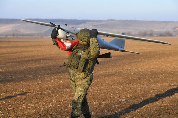 俄军在特别军事行动南部战线上使用的“海鹰-10U”无人机。图为俄联邦军人正在搬运无人机。 - 俄罗斯卫星通讯社