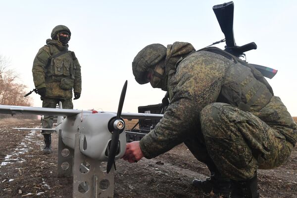 俄军在特别军事行动南部战线上使用的“海鹰-10U”无人机。图为俄联邦军人正在准备放飞无人机。 - 俄罗斯卫星通讯社