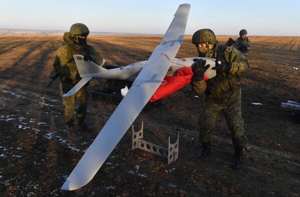 俄军在特别军事行动南部战线上使用的“海鹰-10U”无人机。图为俄联邦军人正在回收无人机。 - 俄罗斯卫星通讯社