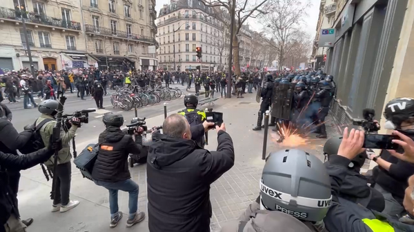 巴黎反對退休制度改革遊行發生騷亂事件 - 俄羅斯衛星通訊社