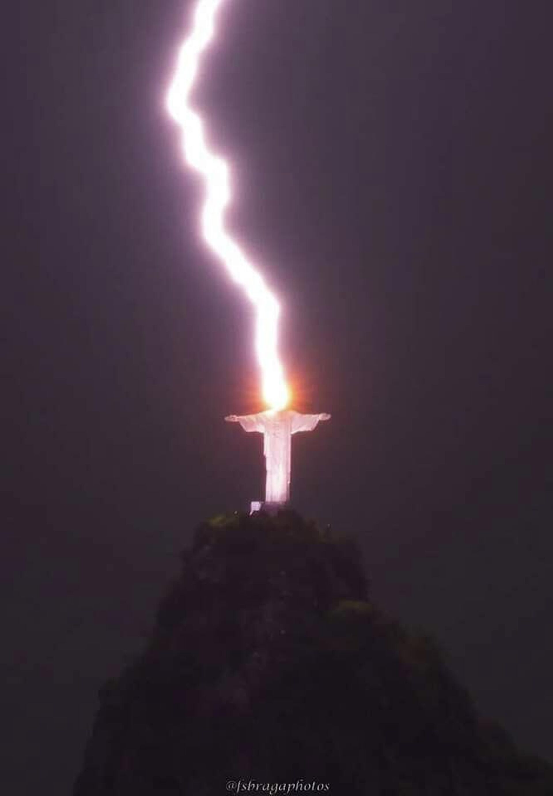 Молния ударила в статую Иисуса Христа в Рио-де-Жанейро - 俄羅斯衛星通訊社, 1920, 12.02.2023