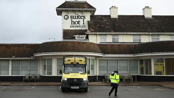 英國警方拘留15名尋求庇護者收容酒店旁的抗議者 - 俄羅斯衛星通訊社