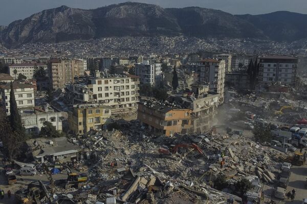 2023年2月11日，土耳其东南部安塔基亚市的倒塌建筑物鸟瞰图。 - 俄罗斯卫星通讯社