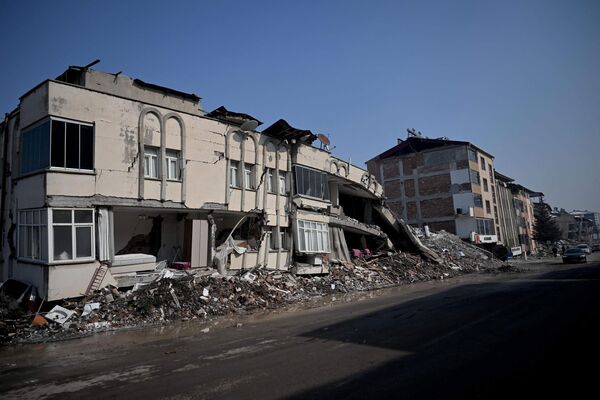 2023年2月11日，卡赫拉曼马拉什省埃尔比斯坦地区倒塌的建筑物。 - 俄罗斯卫星通讯社