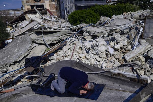 2023年2月11日，震后一名男子在哈塔伊的大清真寺被毁地点祈祷。 - 俄罗斯卫星通讯社
