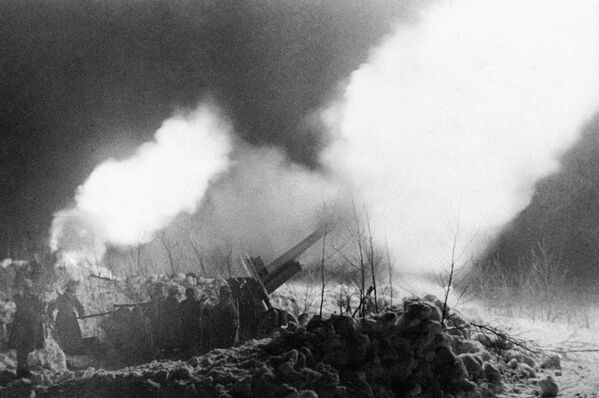 苏军炮兵们正在向撤退的敌人开火。纪念1941-1945年伟大的卫国战争胜利20周年摄影展。 - 俄罗斯卫星通讯社