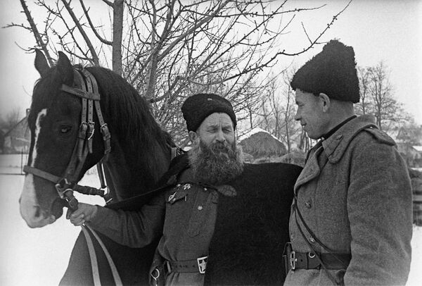 烏克蘭第三方面軍第15民兵哥薩克騎兵師騎兵連連長帕拉蒙·薩姆索諾維奇·庫爾金和他的兒子米哈伊爾·庫爾金參加了頓巴斯戰役。 - 俄羅斯衛星通訊社